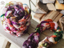 Load image into Gallery viewer, Montbretia and Heather SW Merino Combed Top- 4 oz braid
